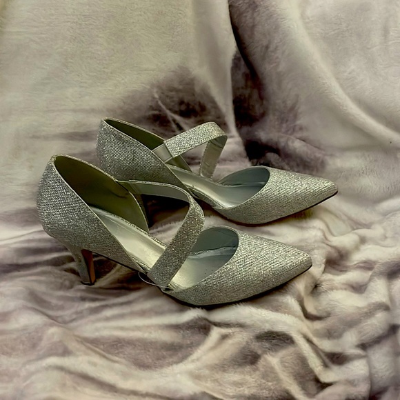 Shoes - Brand: Unavailable

Color: Silver

Size:7